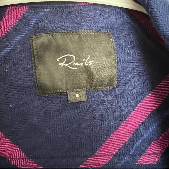 Rails Hunter button down in navy & lipstick size small - Picture 8 of 8